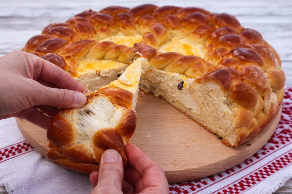 Rețeta de pască cu brânză și stafide pe care o făceau bunicile de Paște