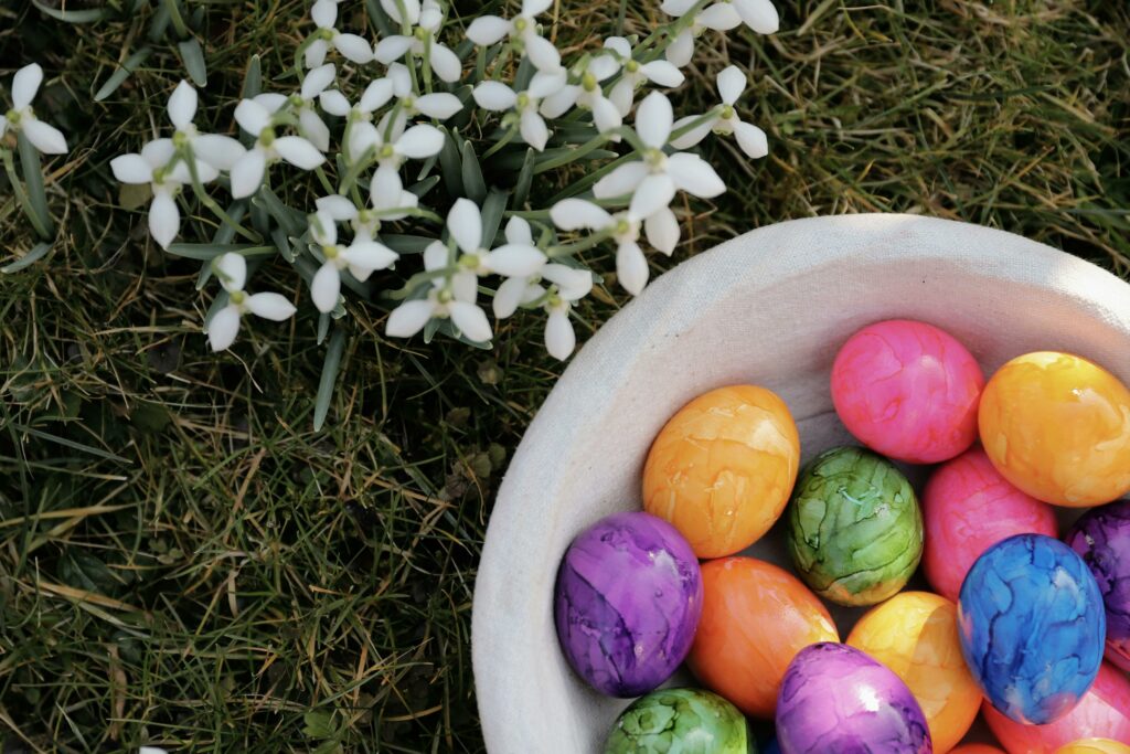 Cum vopsești ouăle de Paște cu hârtie creponată și coji de ceapă. Metode simple pentru modele spectaculoase