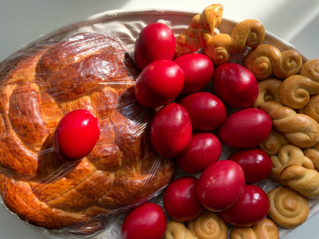 De ce se ciocnesc ouăle roșii de Paște și ce simbolizează acest obicei vechi