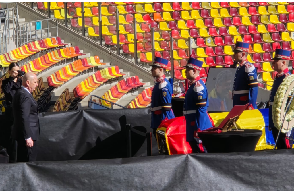 Premierul Ilie Bolojan, la Arena Națională. Îi aduce un ultim omagiu lui Mircea Lucescu / Alți politicieni vin la catafalc / Gică Popescu a adus o coroană imensă de flori