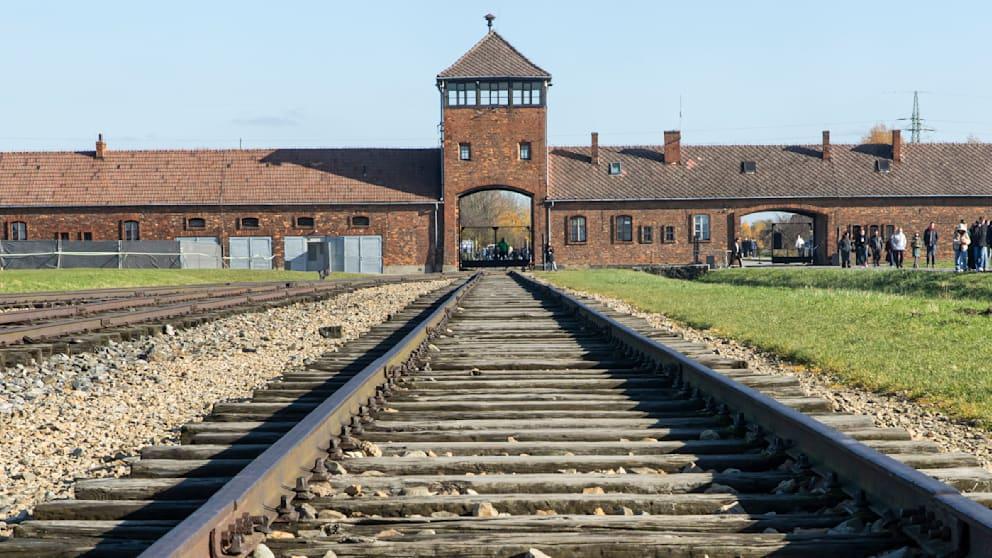 Pedeapsă inedită în Germania: un polițist a fost obligat să viziteze Auschwitz
