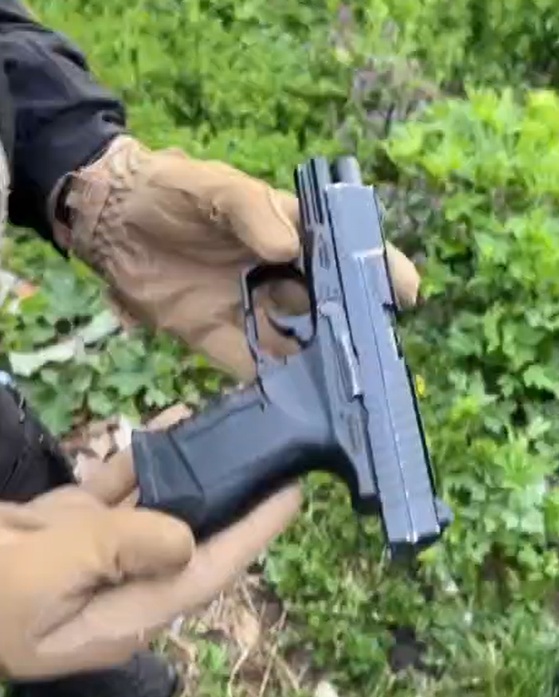 Percheziții în Botoșani după ce un bărbat s-a postat pe internet cu un pistol amenințând o persoană