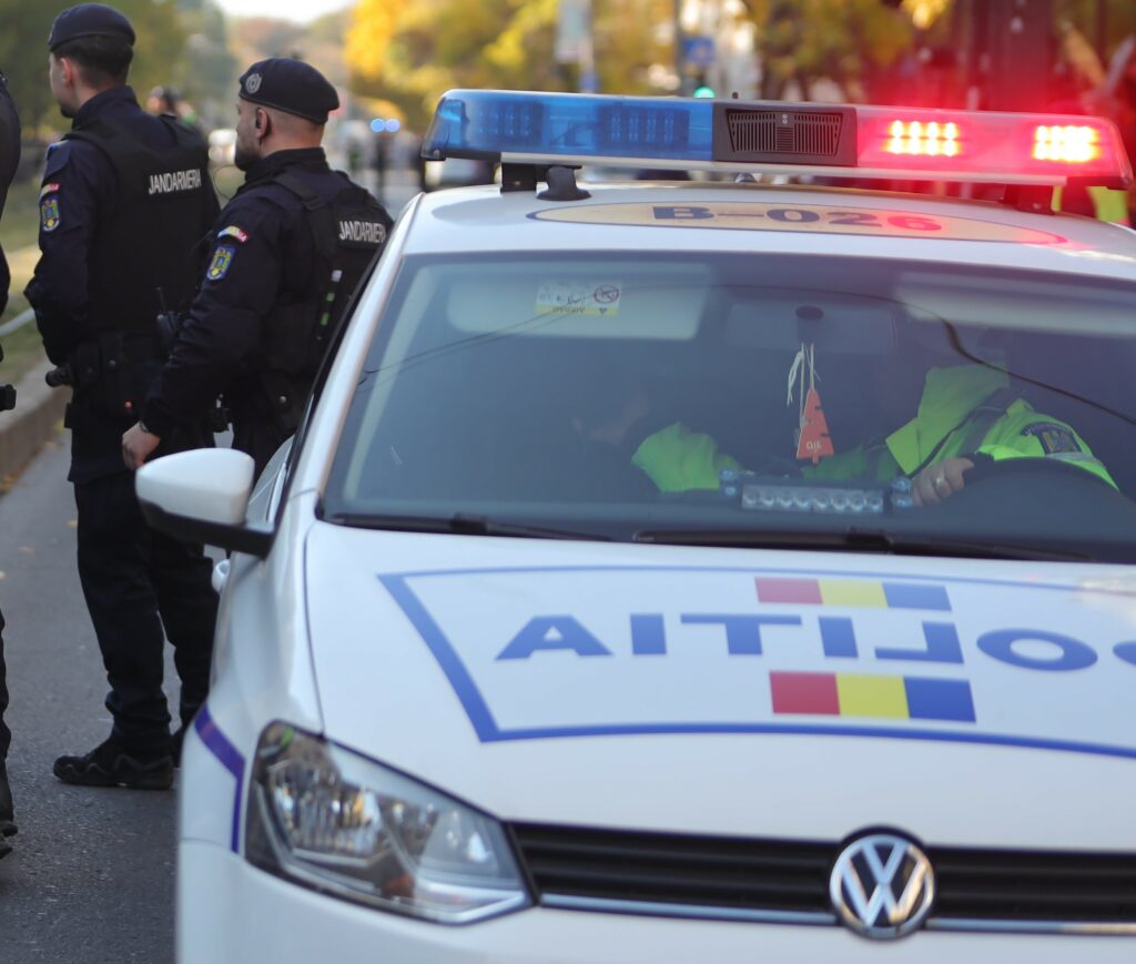 Copilă de 7 ani, violată în repetate rânduri de concubinul mamei, cu acordul acesteia