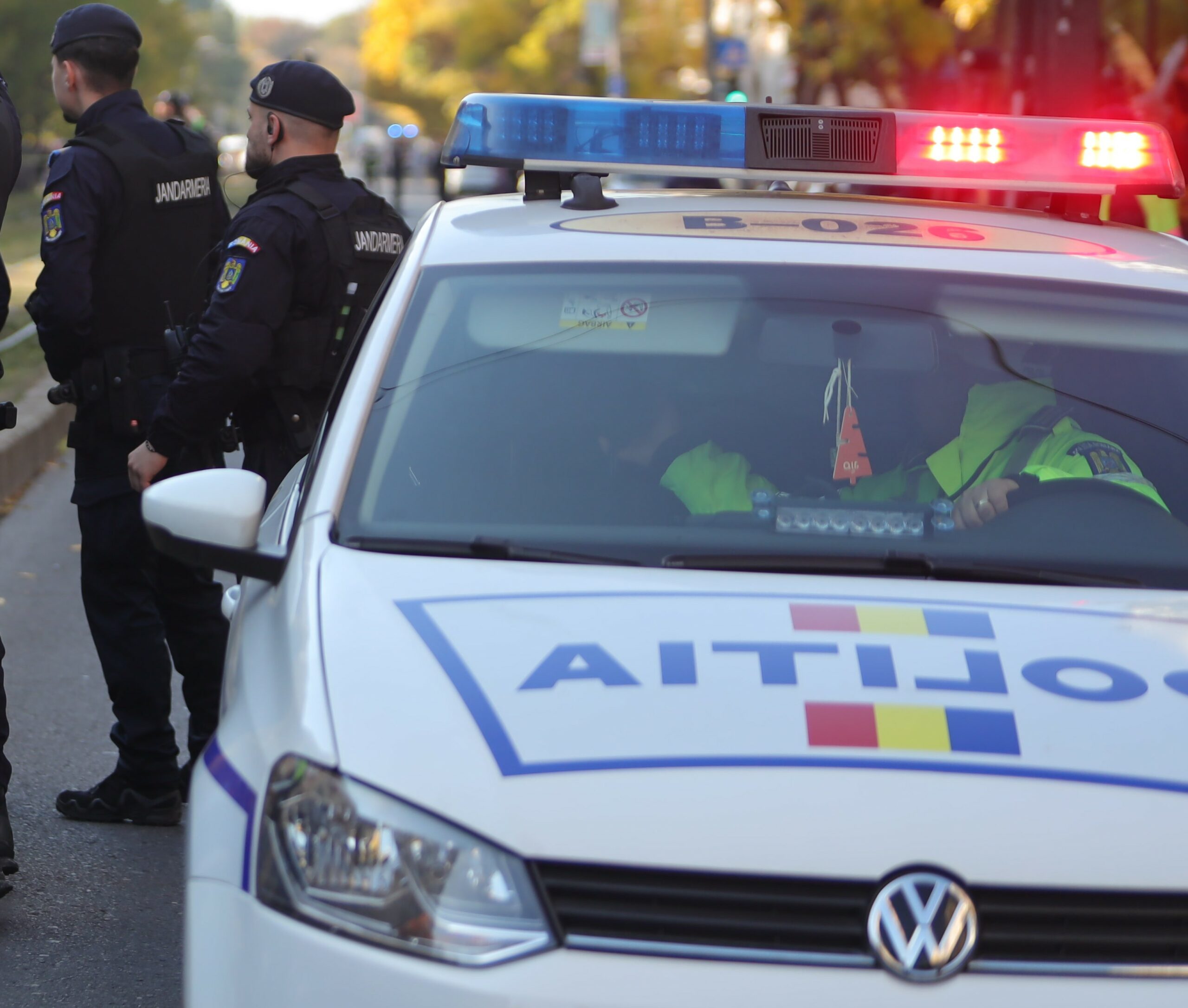 Poza pentru articolul Mai multe persoane au vandalizat o mașină de poliție în Sectorul 4