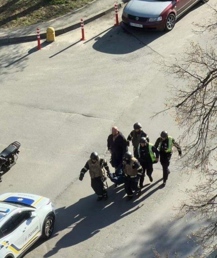 Anchetă la Kiev după ce doi polițiști au rupt-o la fugă de lângă civili atunci când s-au auzit focuri de armă