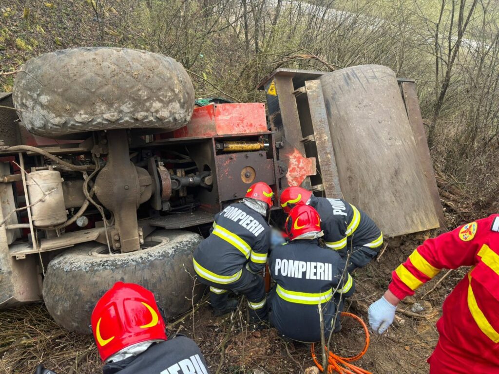 Un bărbat a murit strivit de un utilaj care a căzut într-o râpă adâncă în județul Bihor