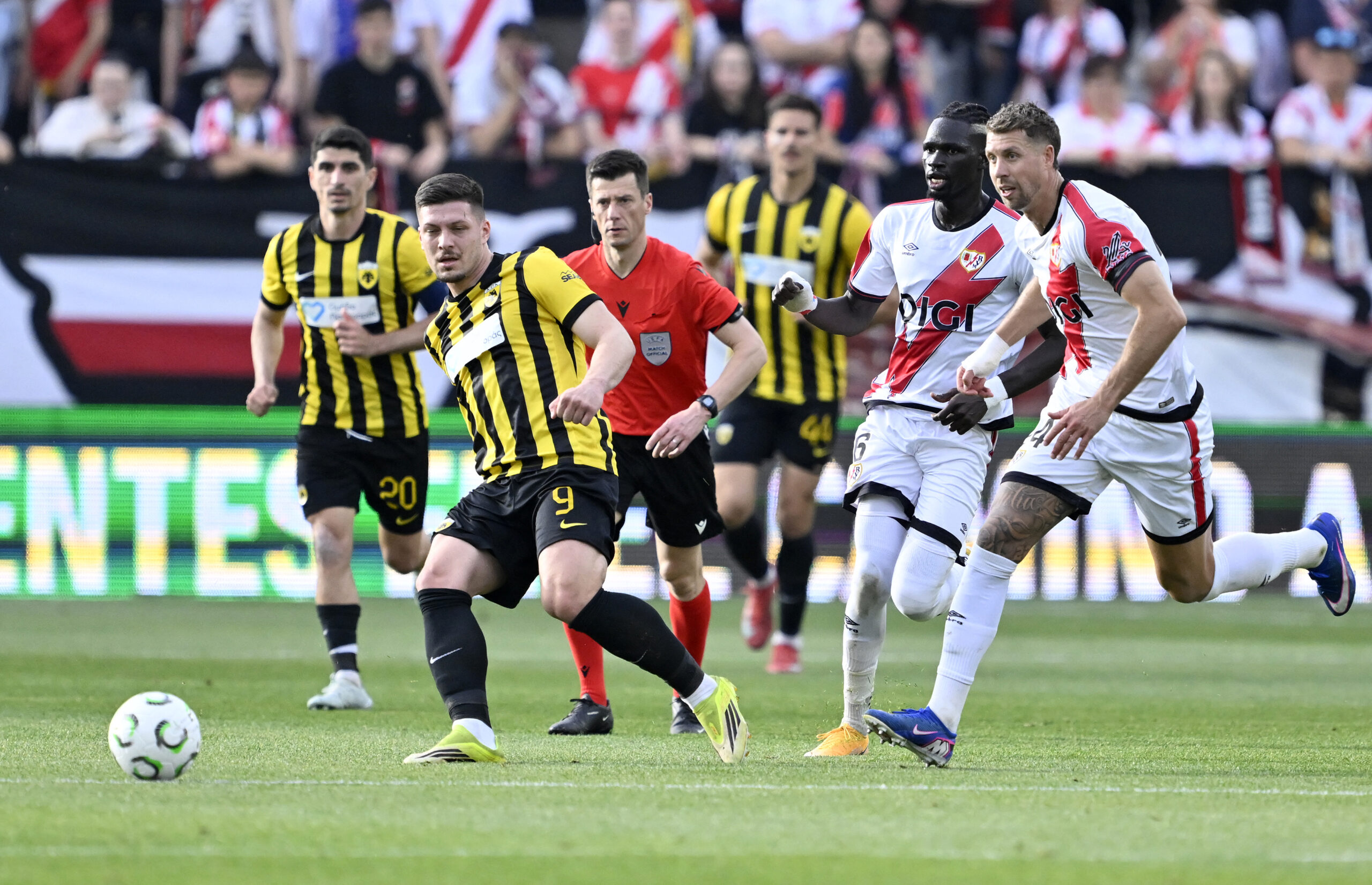 Poza pentru articolul Andrei Rațiu, aproape de calificarea în semifinalele Conference League, cu Rayo Vallecano. Toate rezultatele din manșa tur a sferturilor de finală