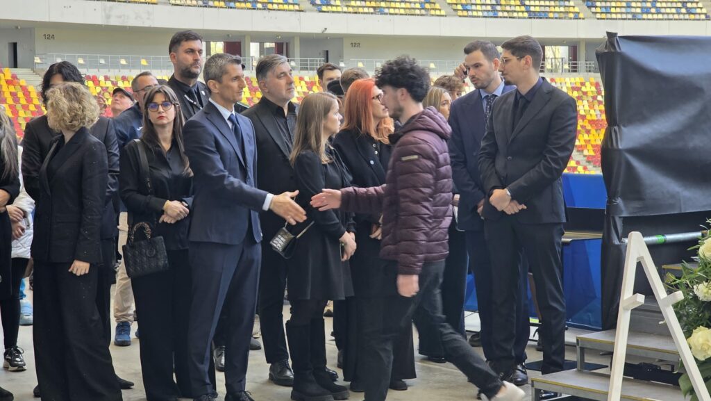 Răzvan Lucescu, îndurerat, primește condoleanțe la catafalcul tatălui său, Mircea Lucescu