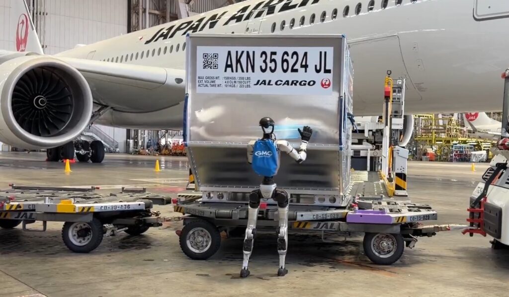 Roboți umanoizi vor manipula bagaje în aeroporturile din Japonia, pe fondul crizei de personal