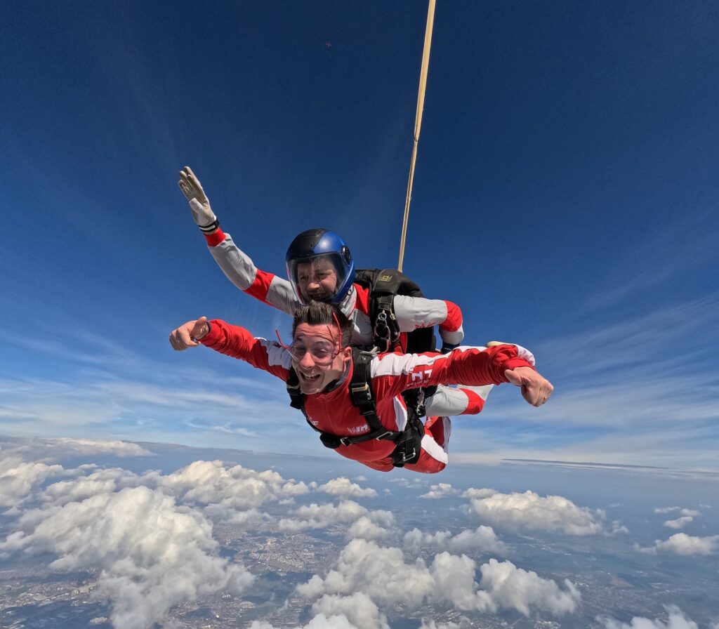 Sezonul de parașutism 2026 a început la Clinceni: salturi cu parașuta în tandem la 4000 de metri altitudine