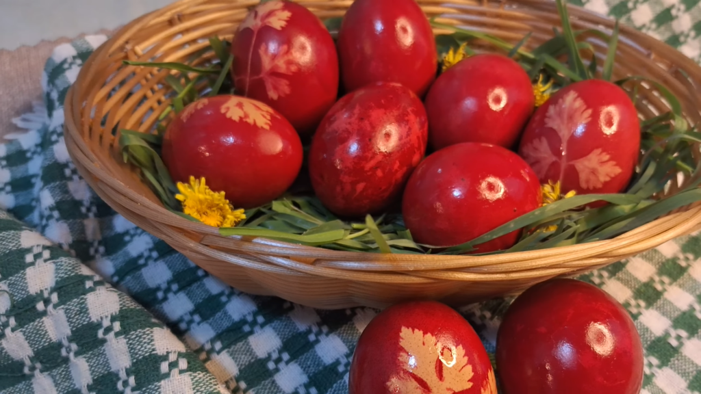 Cum se vopsesc ouăle de Paște natural: Trucuri cu coji de ceapă, sfeclă sau varză roșie