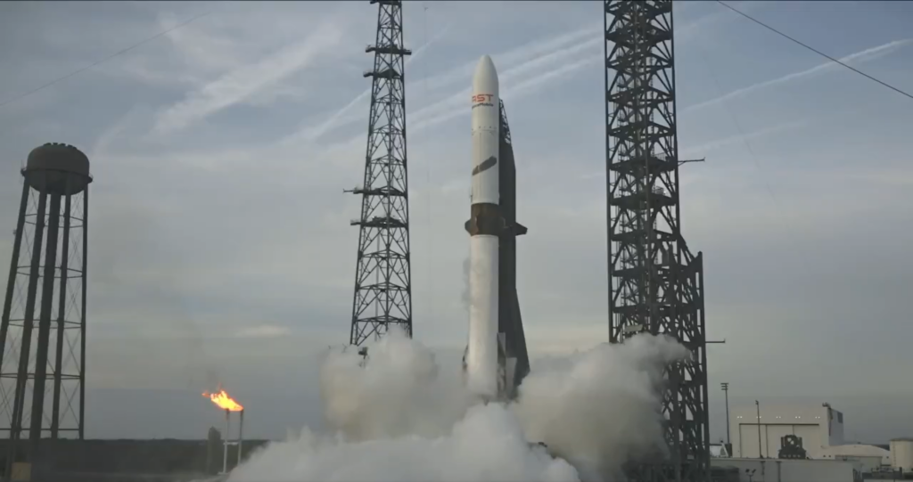 Blue Origin înregistrează prima aterizare a unui motor de rachetă New Glenn refolosit, intensificând rivalitatea cu SpaceX