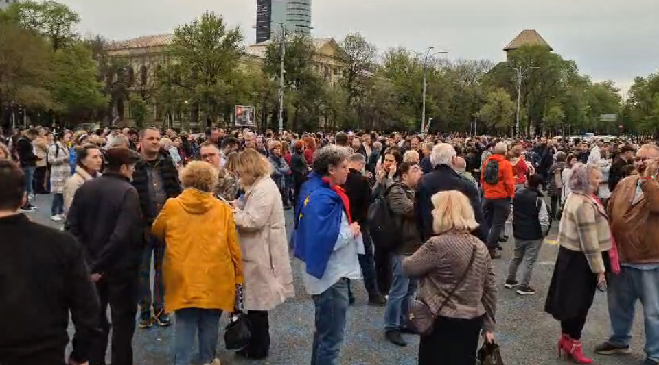Manifestație în Piața Victoriei, în sprijinul premierului Ilie Bolojan