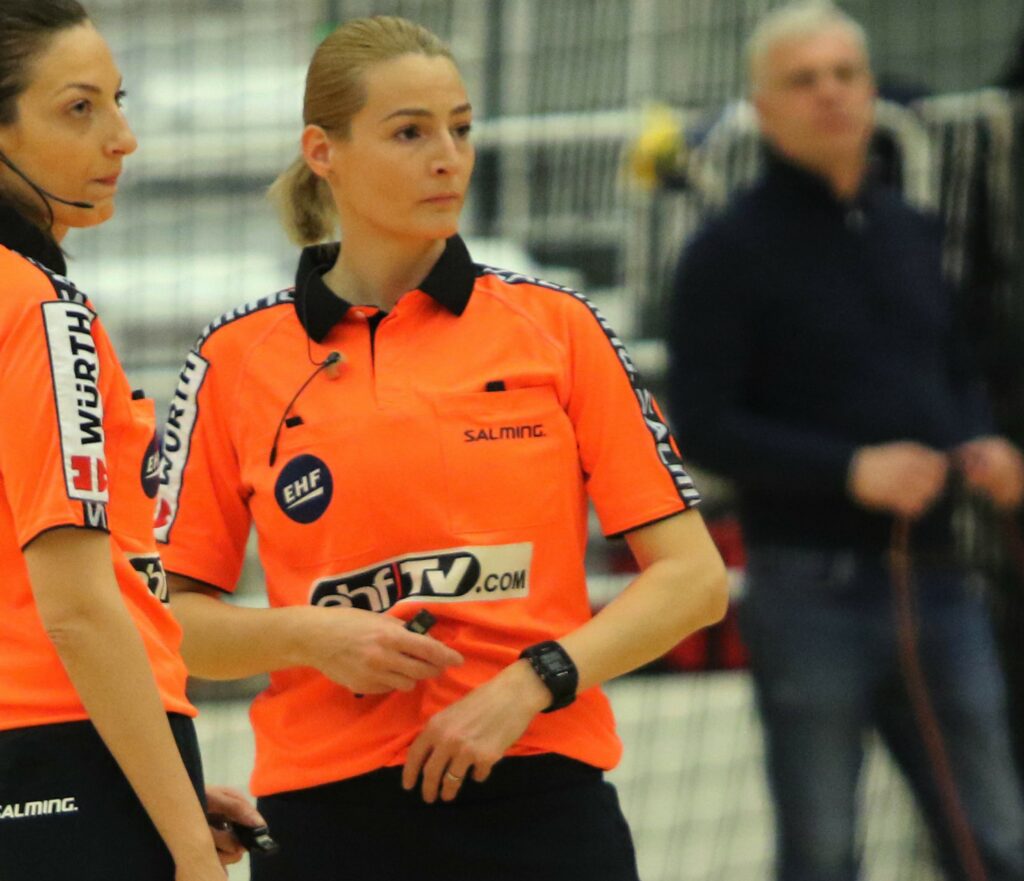 O româncă arbitrează la turneul final din EHF European League la handbal feminin