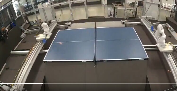Robotul care bate oameni la tenis de masă surprinde chiar și jucătorii experimentați