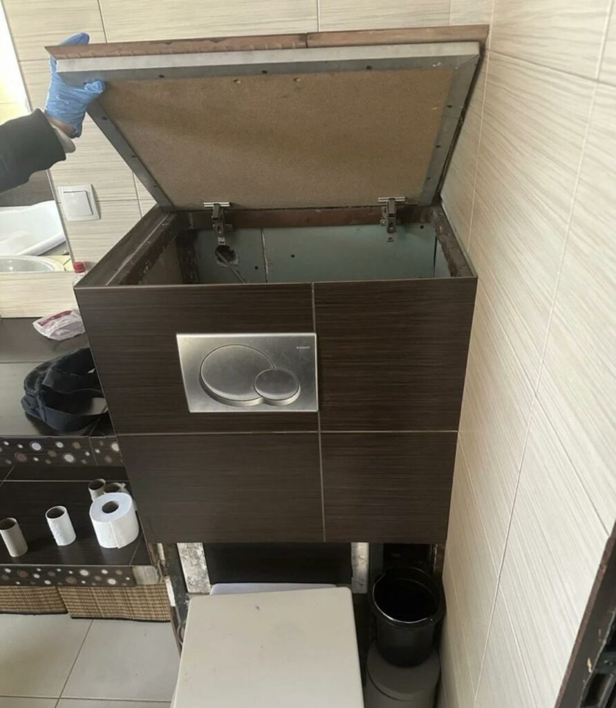 Un bărbat dat în urmărire de polițiști a fost găsit în rezervorul toaletei