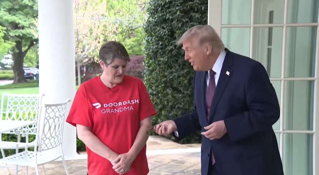 Trump oferă 100 de dolari bacșiș unui livrator DoorDash la Casa Albă