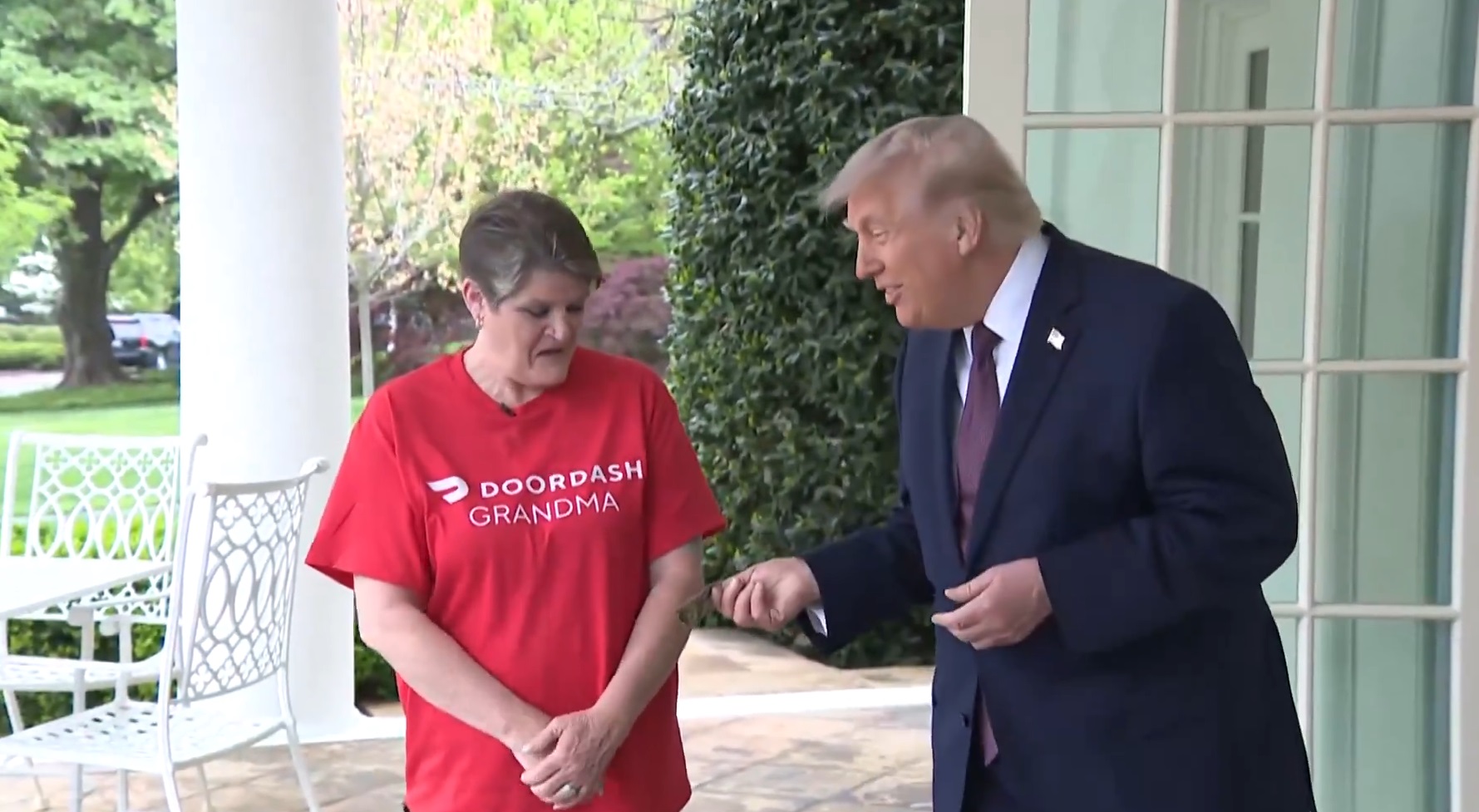 Trump oferă 100 de dolari bacșiș unui livrator DoorDash