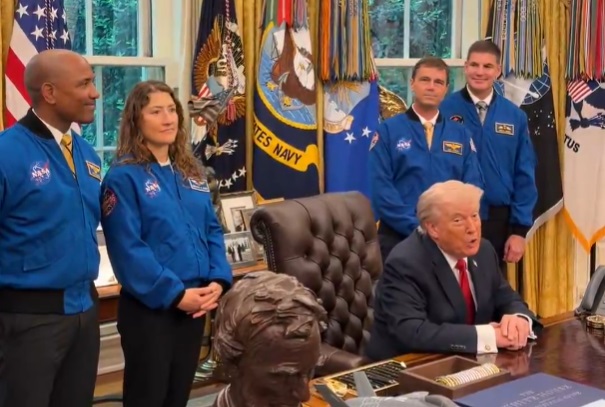 Trump primește la Casa Albă echipajul misiunii Artemis II și se laudă: „Aș fi reușit și eu”