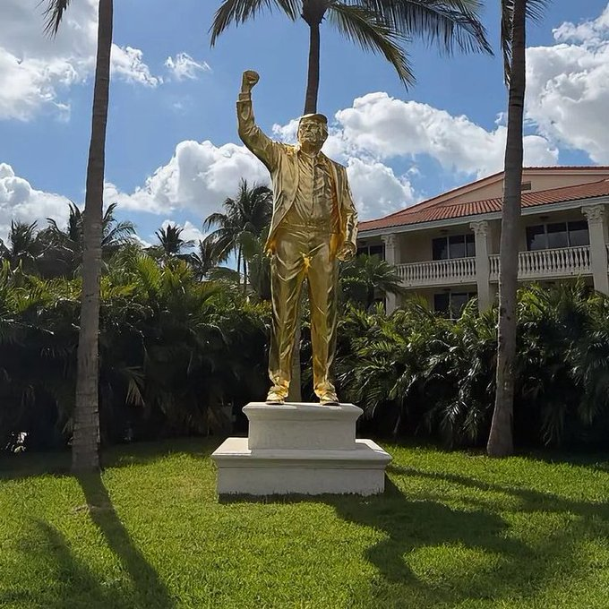 Donald Trump are statuie de 7 metri, acoperită cu aur. Unde a fost amplasată