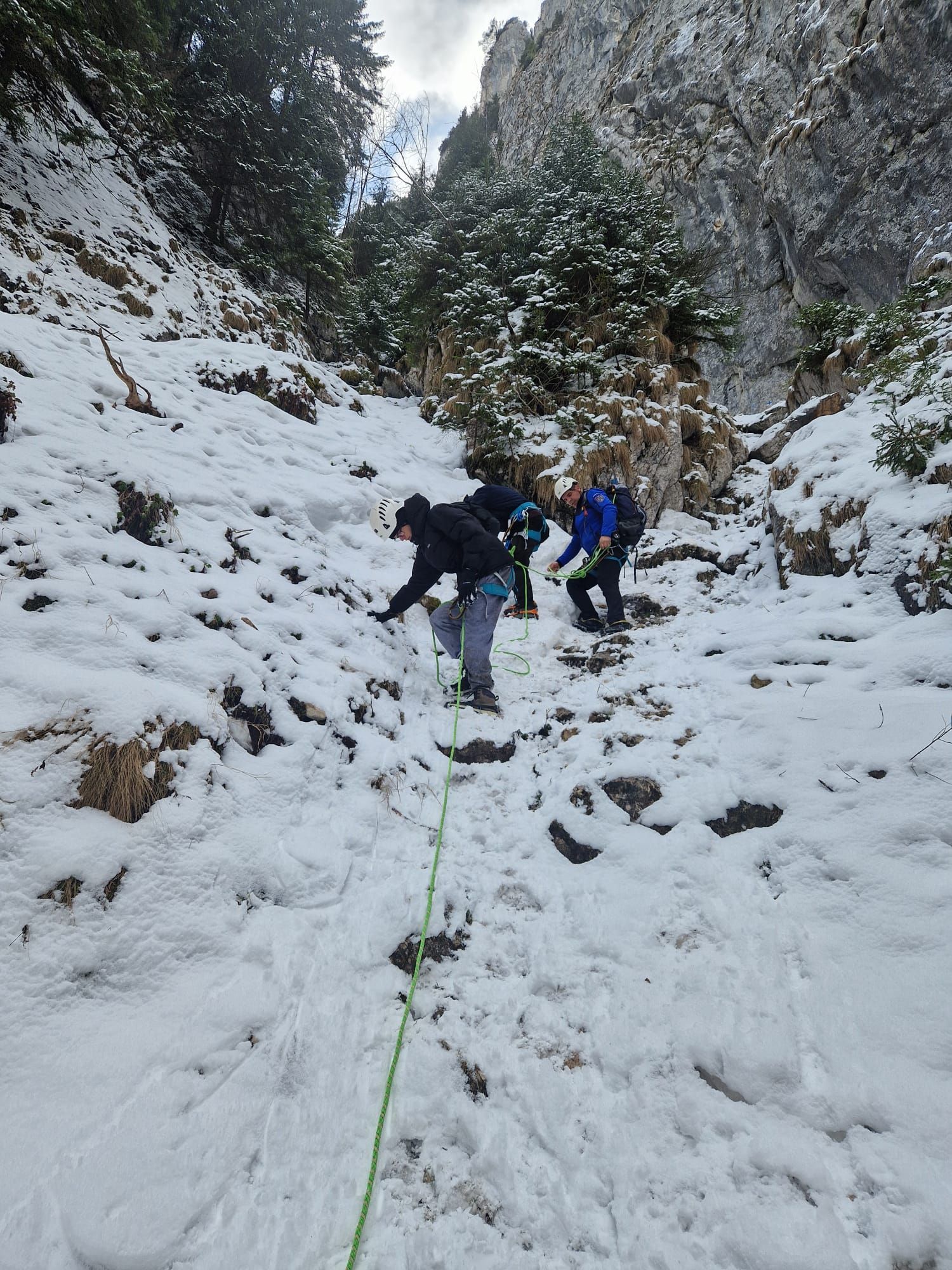 Poza pentru articolul Doi turiști blocați într-o zonă greu accesibilă din Masivul Piatra Craiului au fost salvați de jandarmii montani