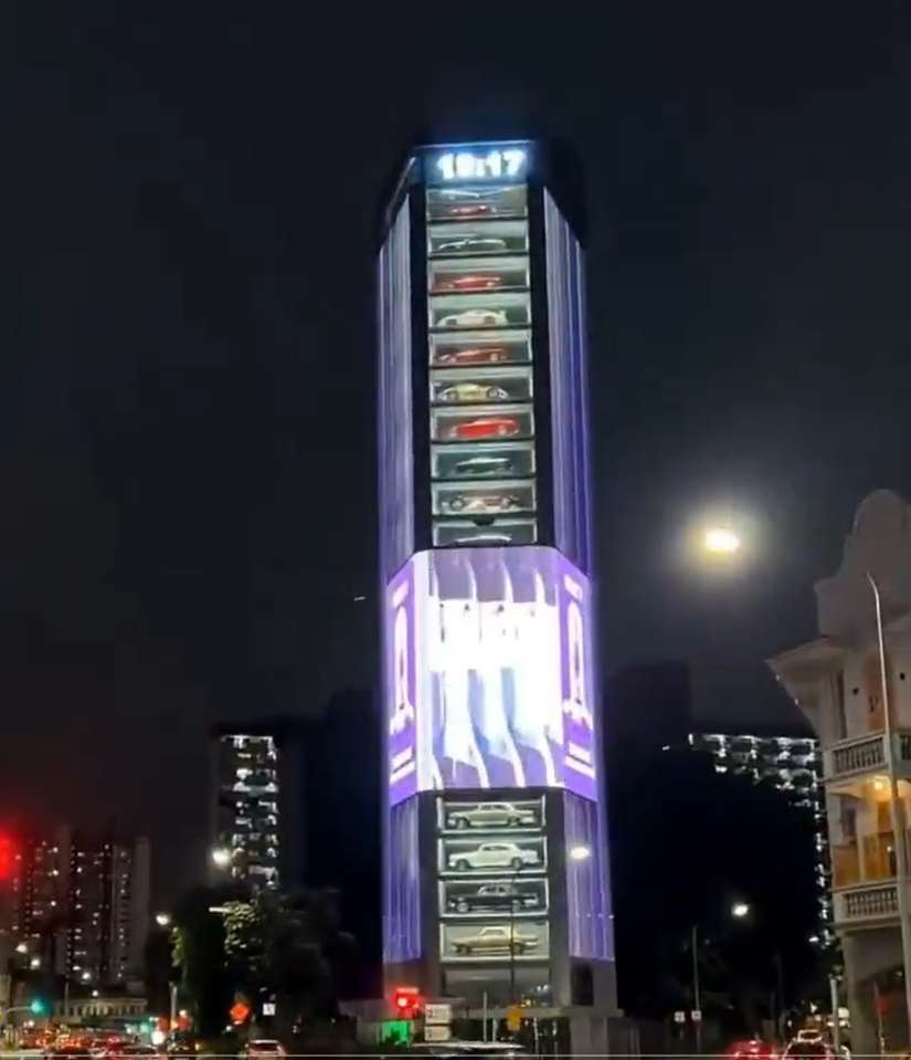 Clădire de sticlă, cu 15 etaje, folosită că aparat automat pentru comercializarea mașinilor de lux. Cum funcționează sistemul