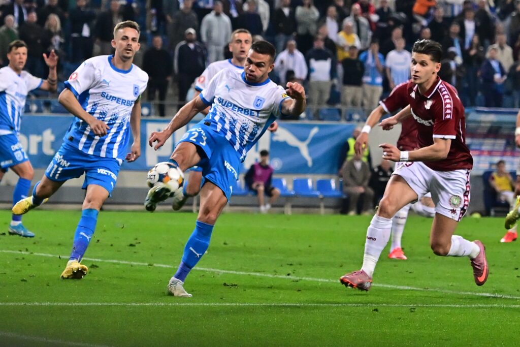 Universitatea Craiova învinge la limită pe FC Argeș și urcă pe primul loc în Superliga de fotbal