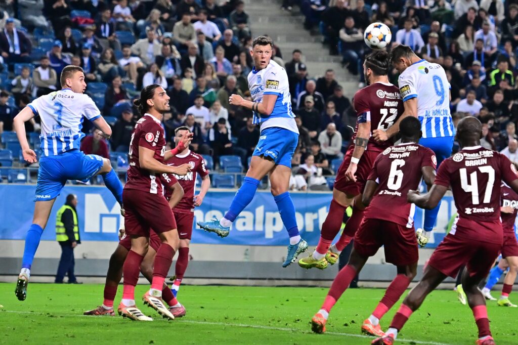 Universitatea Craiova învinge pe CFR Cluj și rămâne la egalitate cu Universitatea Cluj în fruntea clasamentului din Superliga