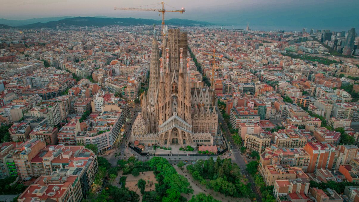 Dacă vrei să te muți în Barcelona, ia-ți adio: un apartament de închiriat atrage 450 de persoane interesate. Care este prețul mediu al chiriilor