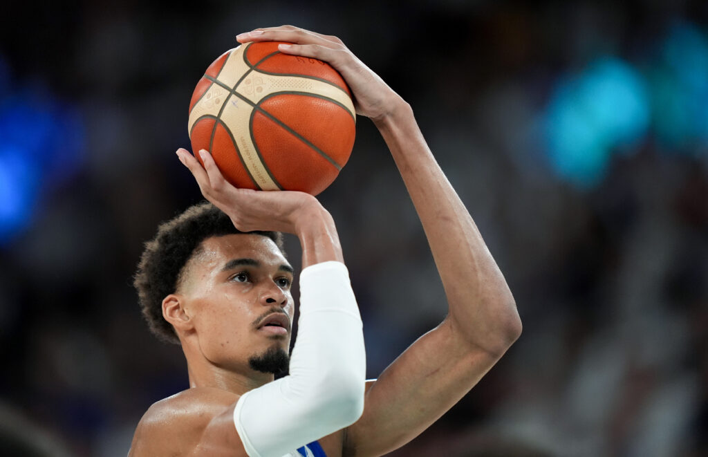 Victor Wembanyama, starul echipei San Antonio, suferă o comoție cerebrală în timpul meciului al doilea cu Portland din play-off-ul NBA