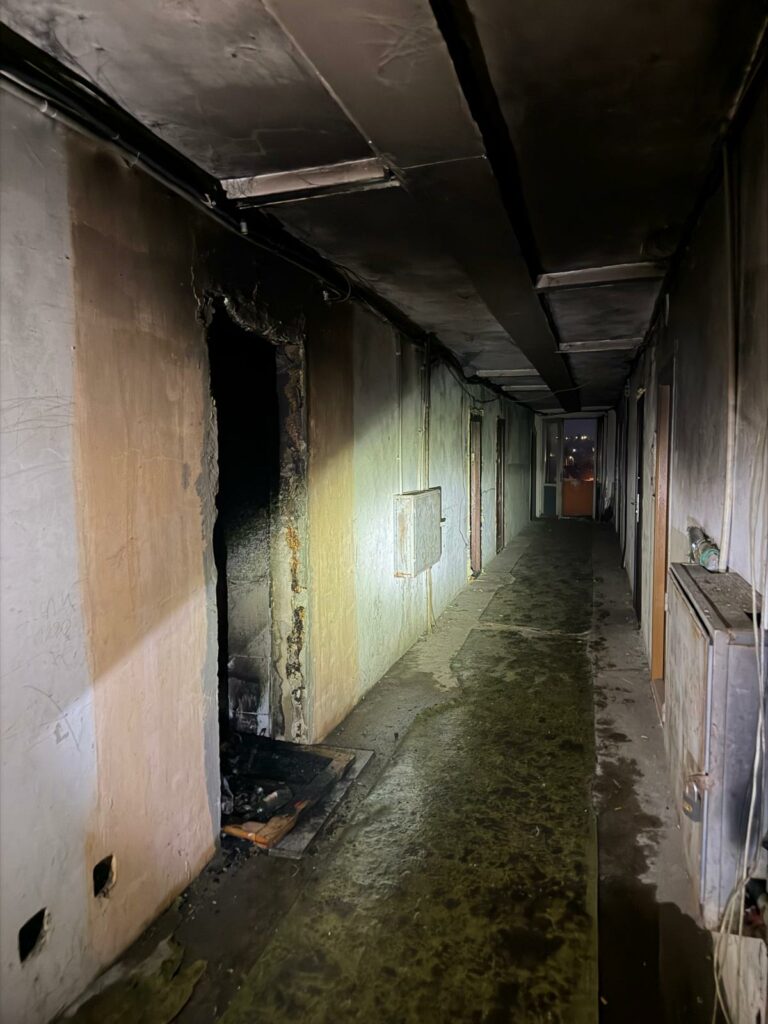 A pus foc în apartament. 50 de oameni evacuați dintr-un bloc din Petrila din cauza unui incendiu