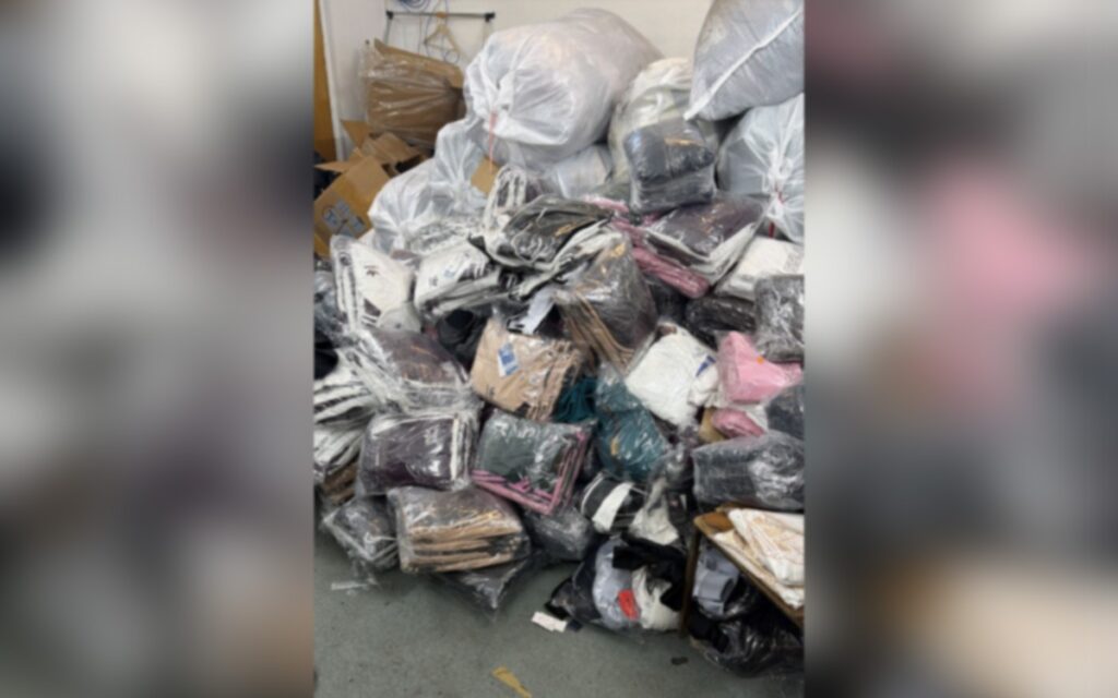 Un proiect de OUG al Ministerului Mediului privind deșeurile textile aprinde spiritele în societate / Criticii spun că vrea să interzică magazine cu haine second-hand