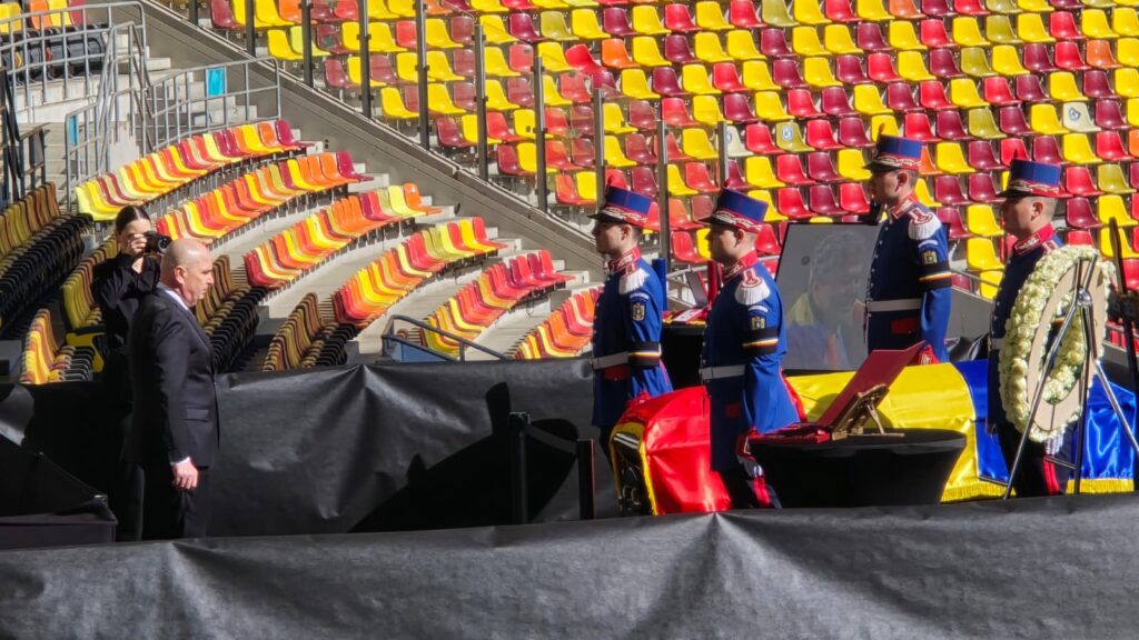 Premierul Ilie Bolojan, la Arena Națională. Îi aduce un ultim omagiu lui Mircea Lucescu