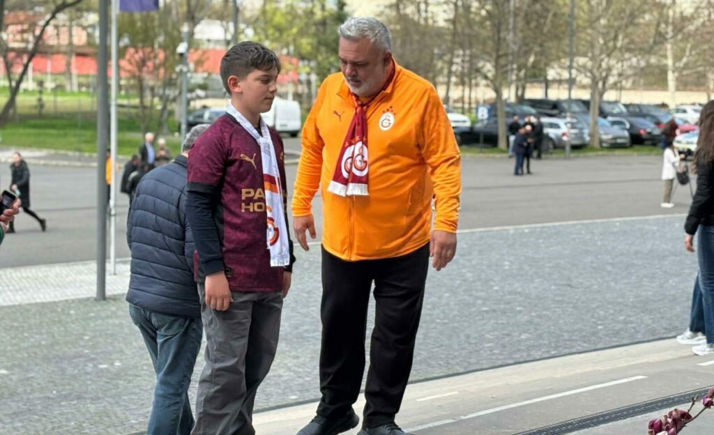 Suporter Galatasaray venit din Turcia la funeraliile lui Mircea Lucescu: „Toate galeriile îl iubeau”