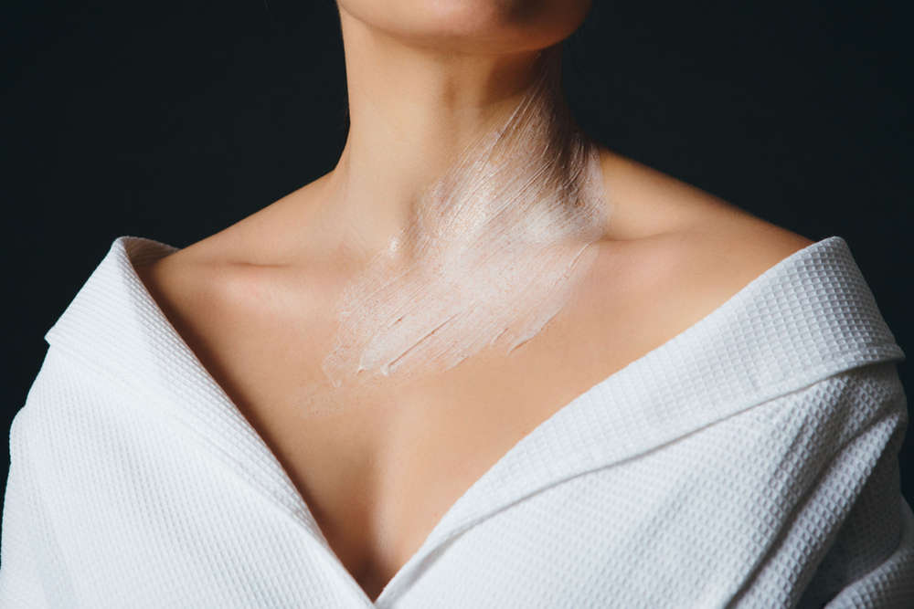 Ceramide și acid hialuronic: de ce pielea uscată de pe corp are nevoie de ambele în rutina zilnică (P)