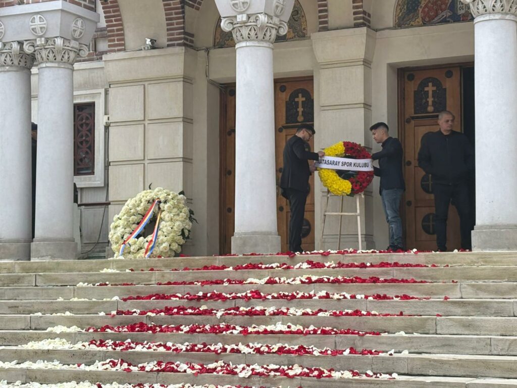 UPDATE: Mircea Lucescu este înmormântat astăzi cu onoruri militare. La Biserica Sf. Elefterie se pun petale de trandafiri pe scări