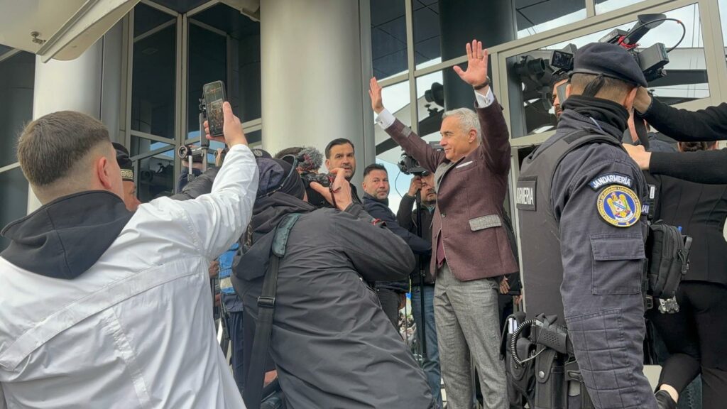 Călin Georgescu, critic la ieșirea de la ICCJ: Un guvern de găini speriate, care scarmă în țărână, încercând să arate că pot zbura