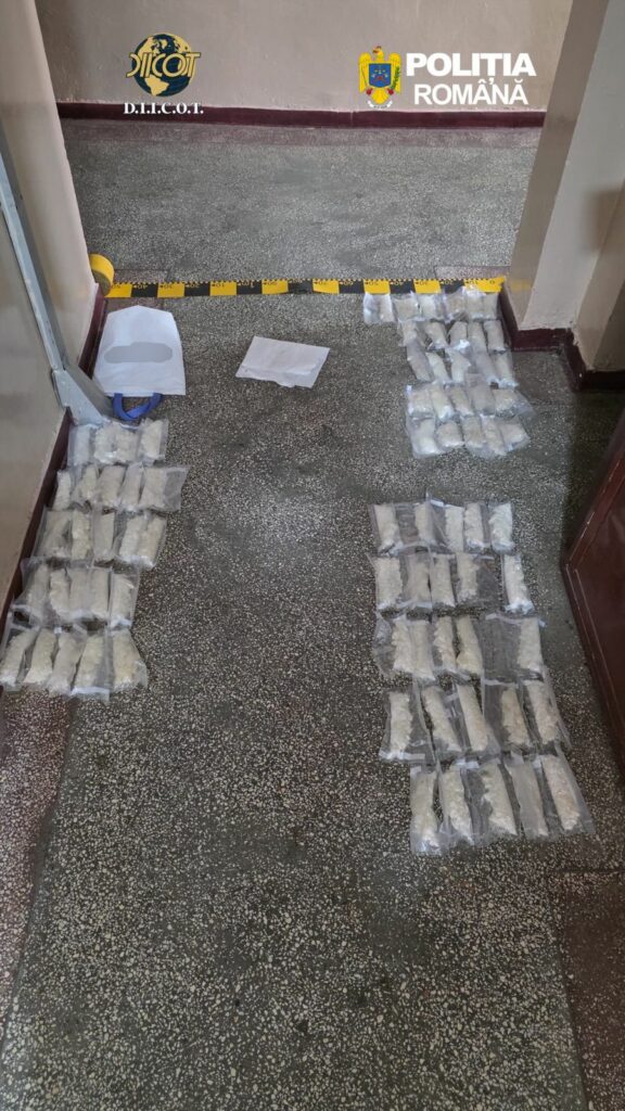 Opt kilograme de droguri de mare risc, descoperite de polițiști în urma unor percheziții. Patru persoane, reținute
