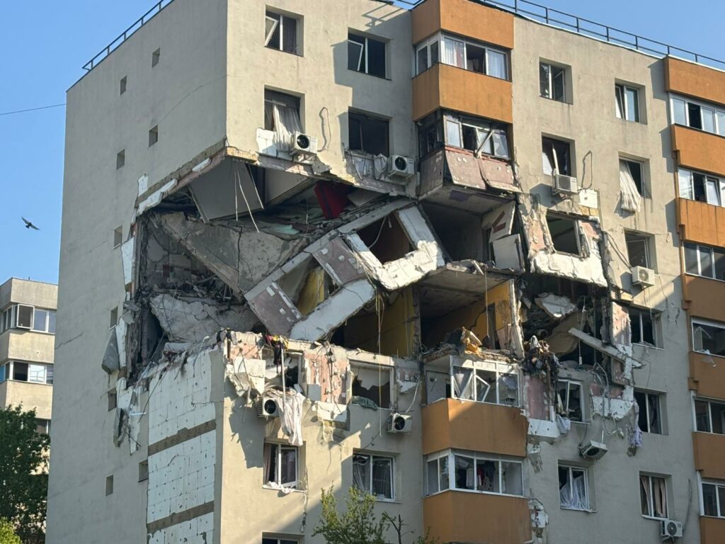 Șase luni de la explozia blocului din Rahova. Persoanele afectate cer soluții: „Cu hainele de pe mine am rămas”