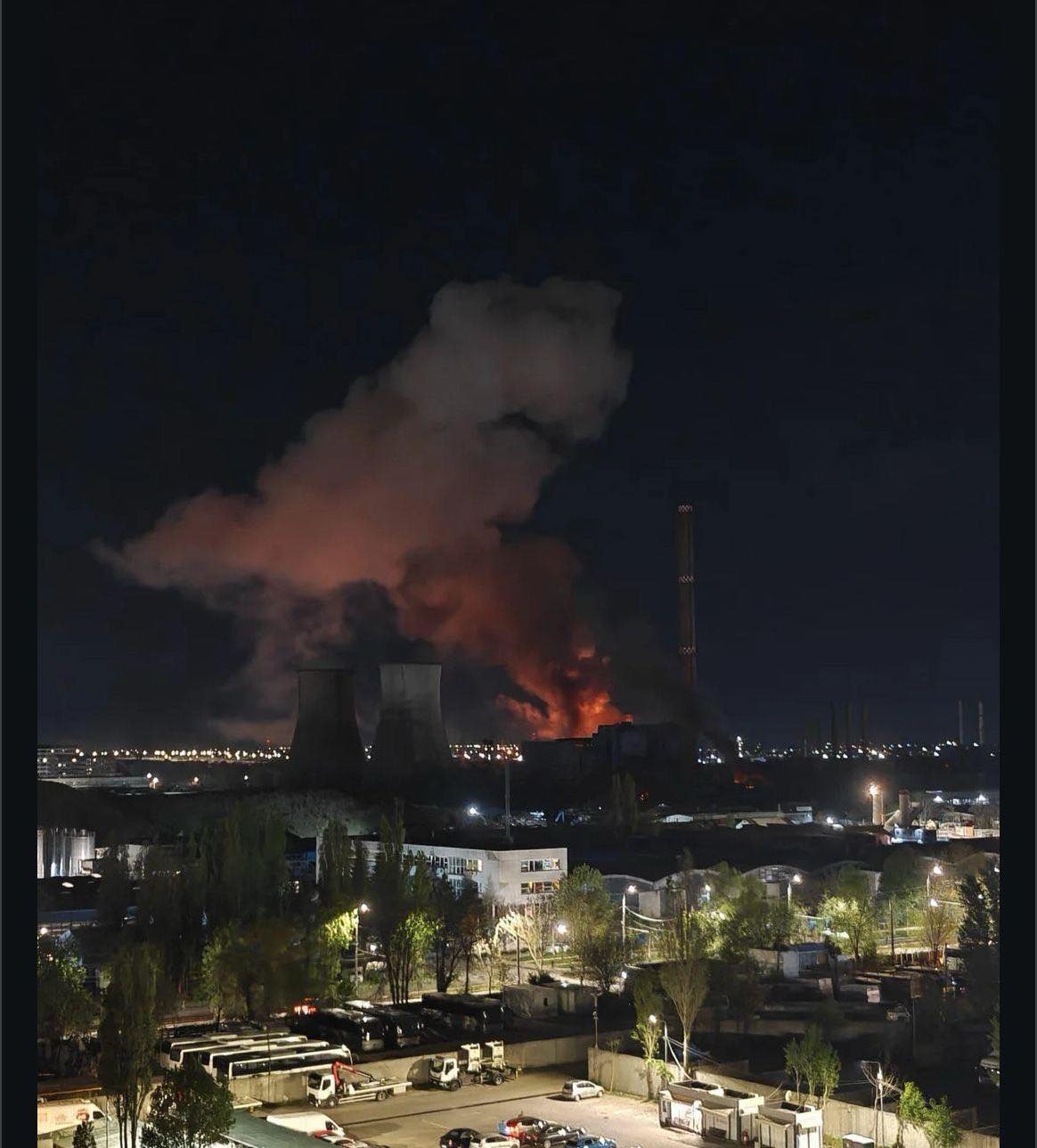 UPDATE 3: Explozie urmată de incendiu la CET Vest din București/Raed Arafat: Există 30 de tone de ulei care ard. Nu se va da mesaj RO-Alert