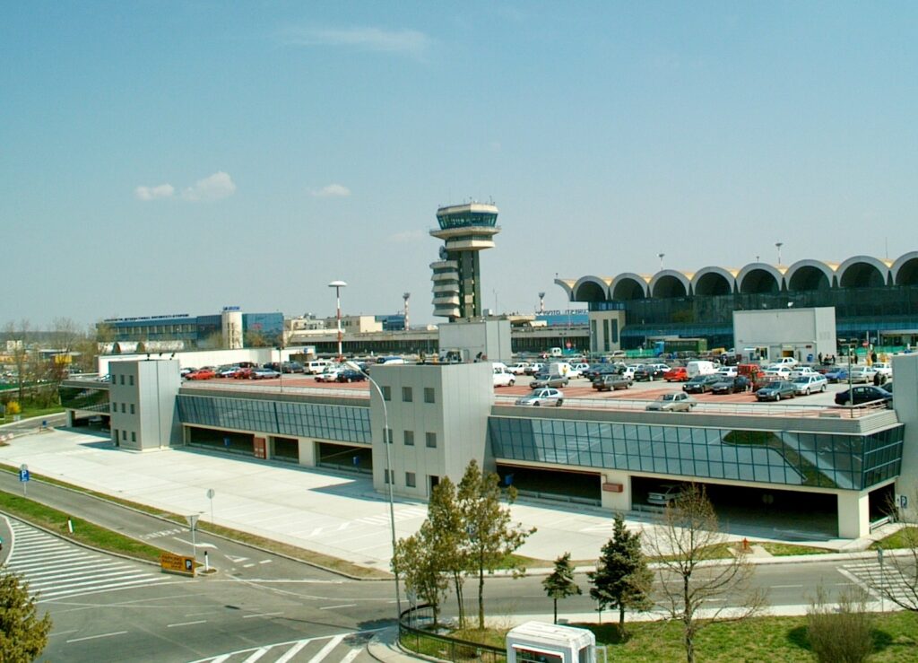 Se închid etaje din parcarea Sosiri de la Otopeni. Modificări pentru transport și ride-sharing