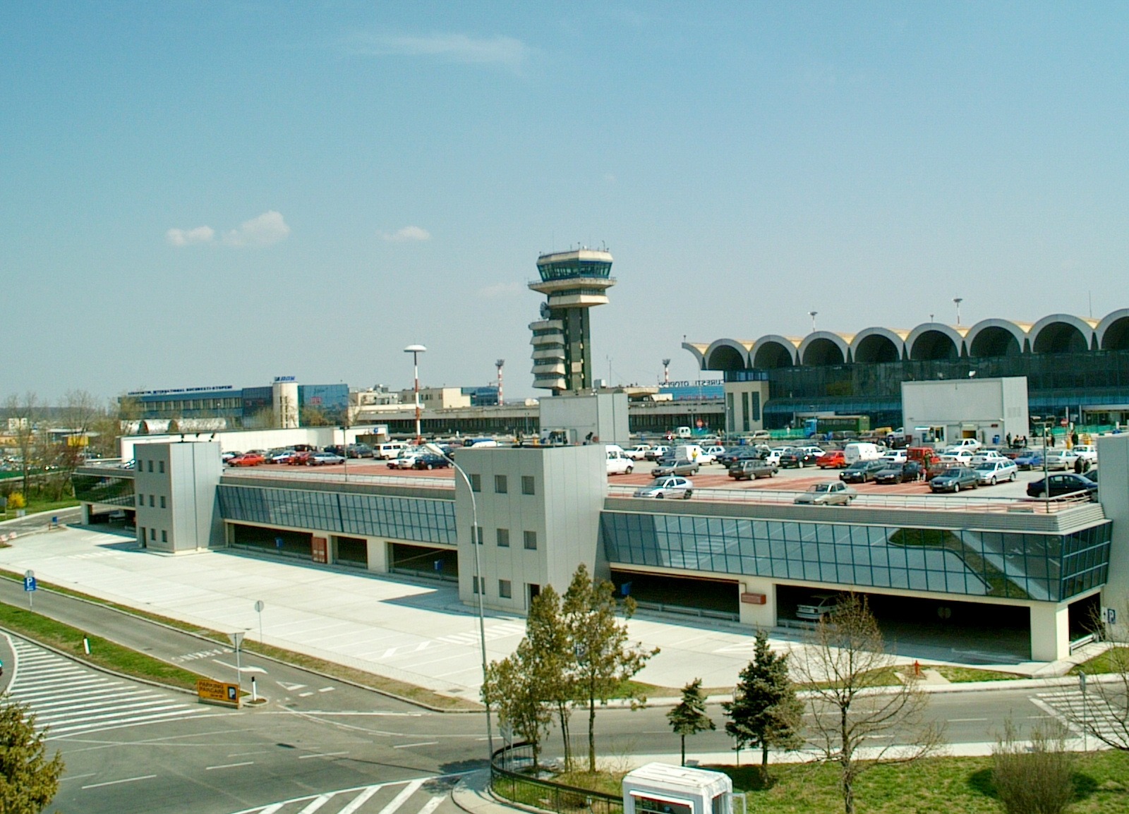 Se închid etaje din parcarea Sosiri de la Otopeni