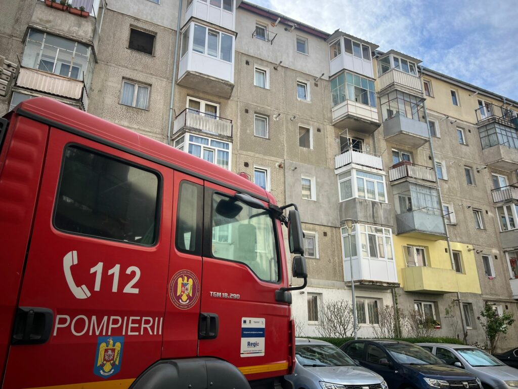 Incendiu într-o garsonieră din Sibiu. Un bărbat a murit carbonizat; 21 de persoane au fost evacuate