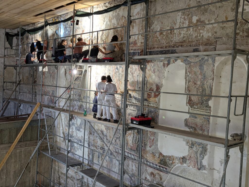 Cea mai mare frescă medievală din Transilvania și tezaur de 3.500 de ani, în satul cu șase biserici