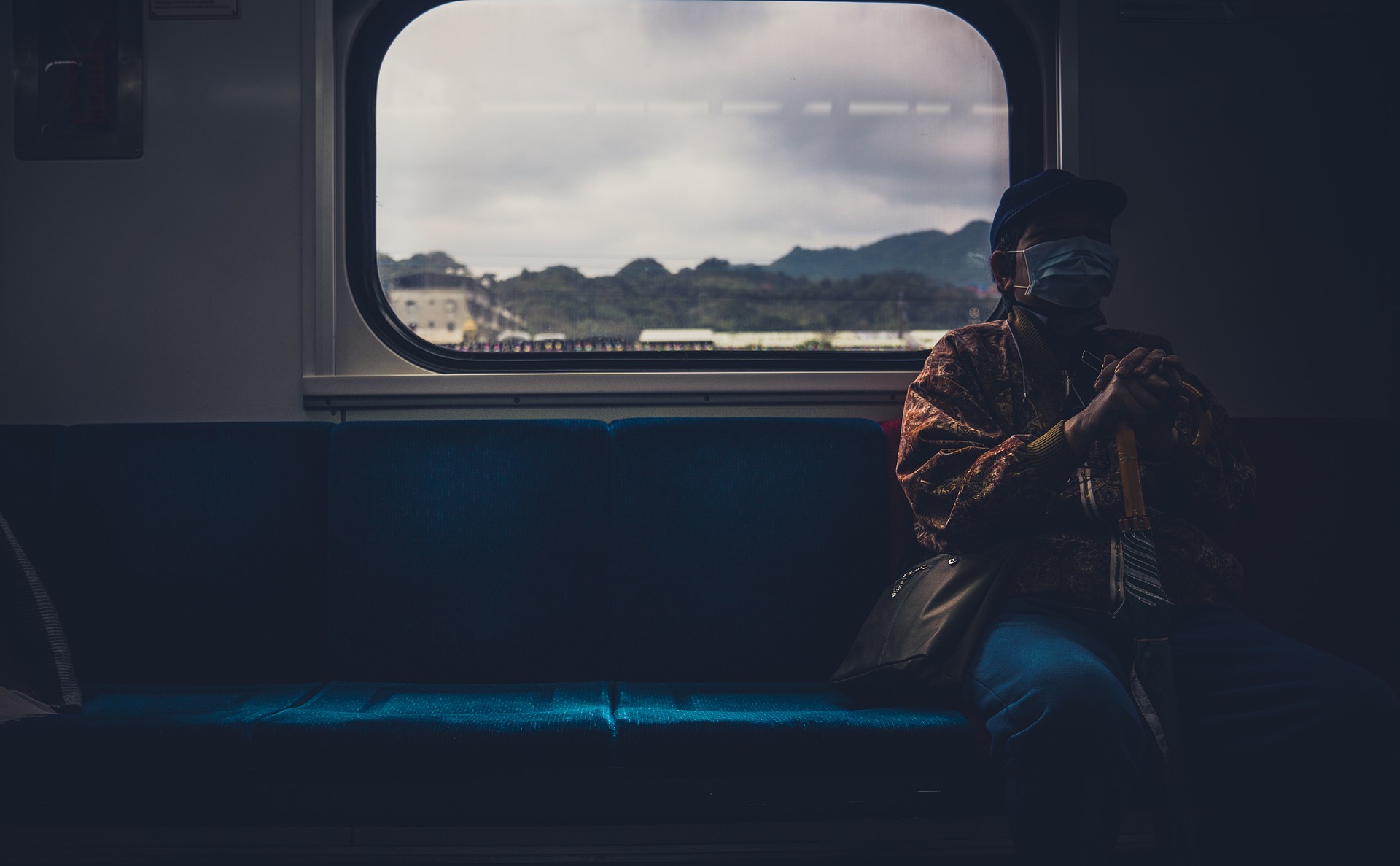 Ce spun psihologii despre oamenii care preferă singurătatea în locul unei vieți sociale intense