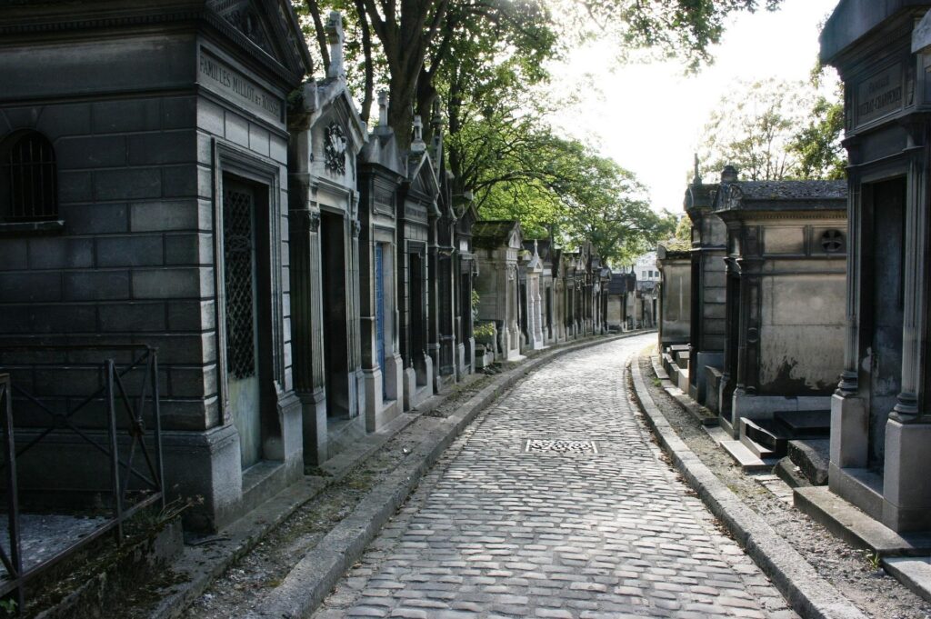 Doi români, urmăriți penal în Franța pentru profanarea unor morminte din 15 cimitire