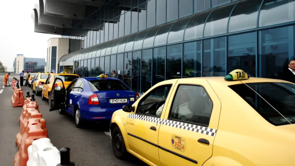 Consiliul Concurenței a sancționat COTAR, FORT și 18 companii de taxi pentru o înțelegere privind intrarea pe Aeroportul Otopeni. CNAB va permite accesul aplicațiilor de ridesharing