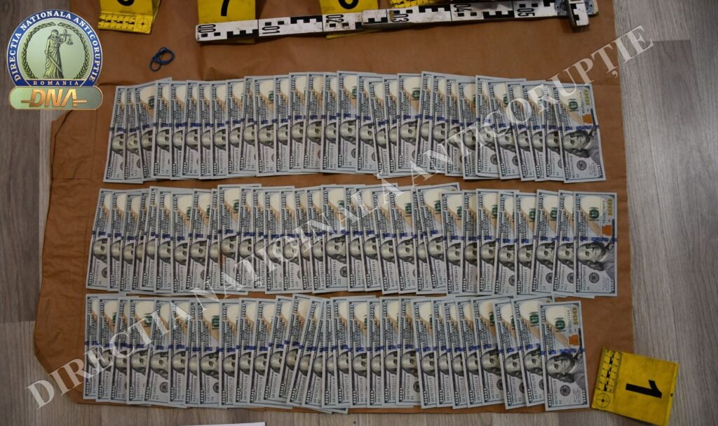 DNA reține 2 inspectori de la Biroul Vamal de Frontieră Constanța pentru mită. Câți bani au găsit procurorii