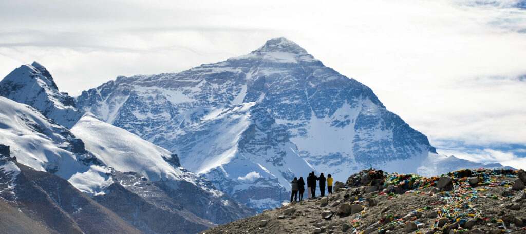 Record pe Vârful Everest. 274 de alpiniști au ajuns pe cel mai înalt munte într-o singură zi