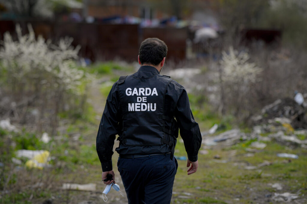 Garda de Mediu a confiscat 33 de tone de deșeuri la Sintești – Jilava. Fenomenul arderilor ilegale, „un mecanism economic ilegal”